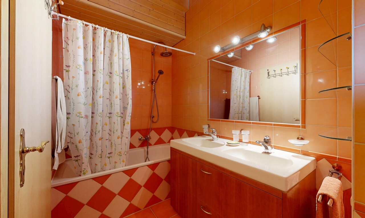 salle de bains avec douche-bain combinés, double vasque, salle de bain complète, inside property, et mur en carrelage