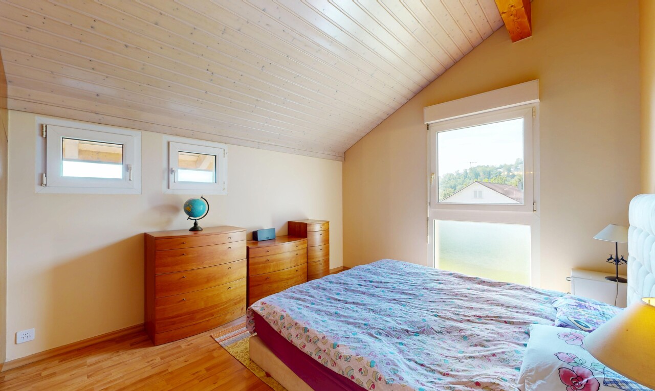 chambre avec lumière naturelle, natural light, sol en finition bois, wood finish floor, et inside property