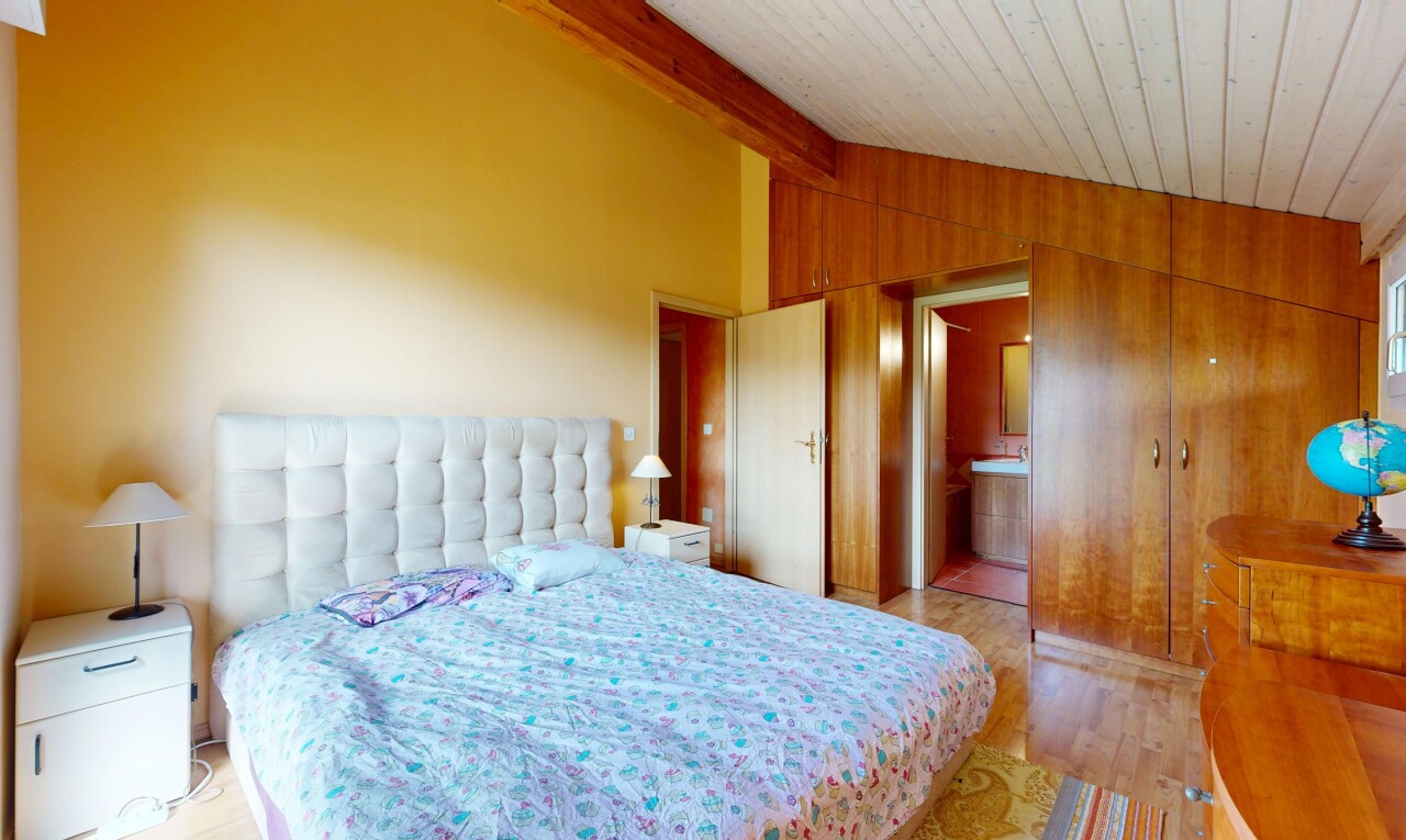 chambre avec plafond voûté, vaulted ceiling, sol en finition bois, wood finish floor, et inside property
