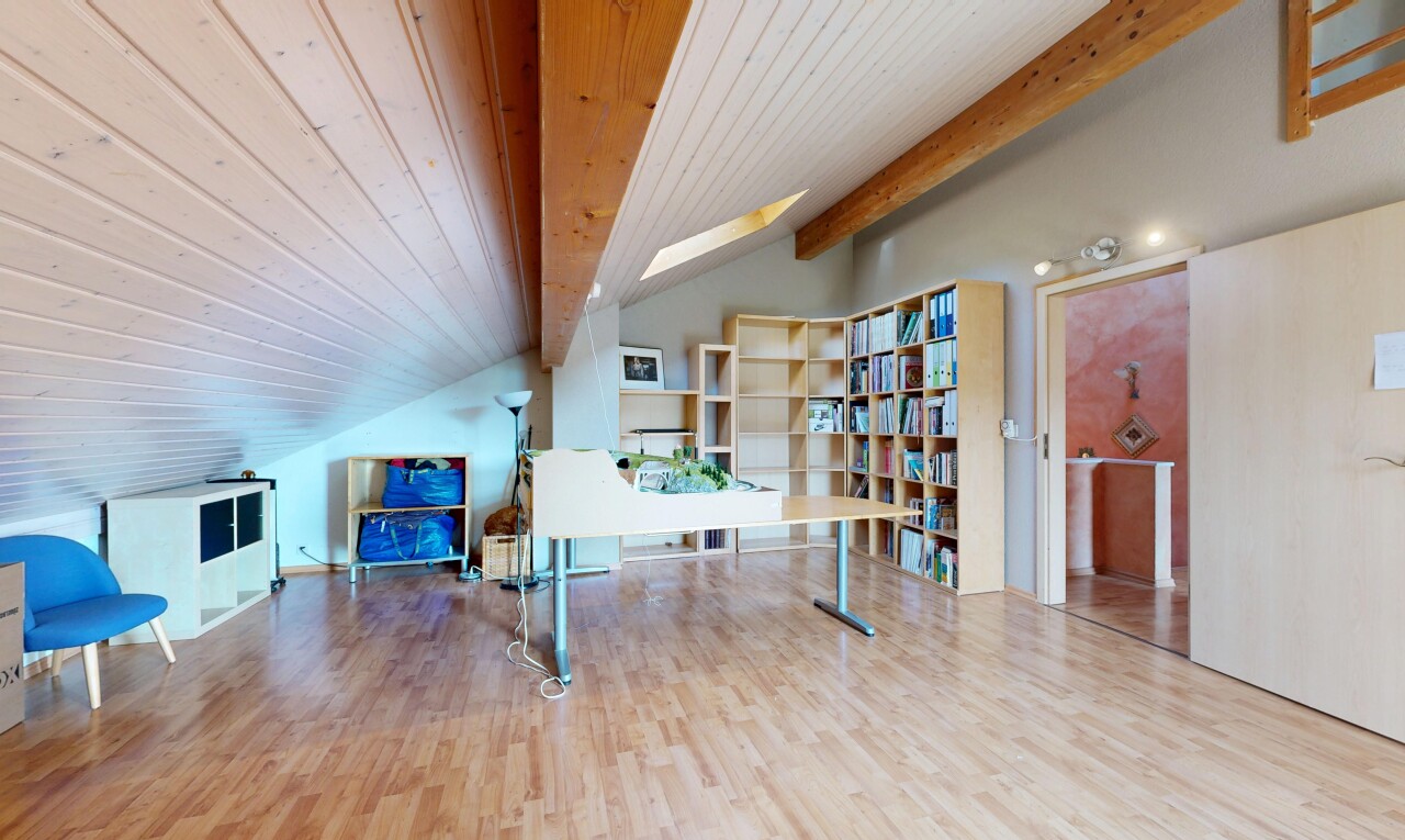 bureau avec plafond voûté, vaulted ceiling, sol en finition bois, wood finish floor, et cloison sèche