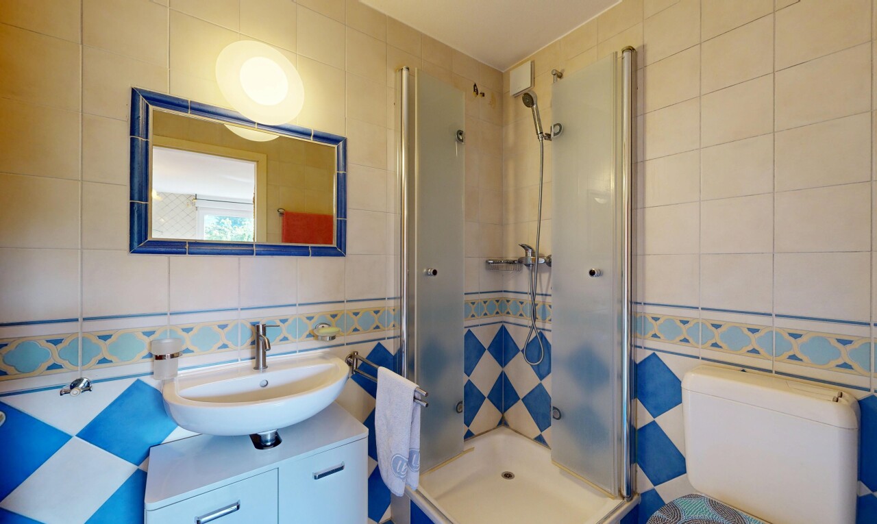 salle de bains avec douche, mur en carrelage, tile wall, salle de bain complète, et lavabo (ou coiffeuse selon le contexte)