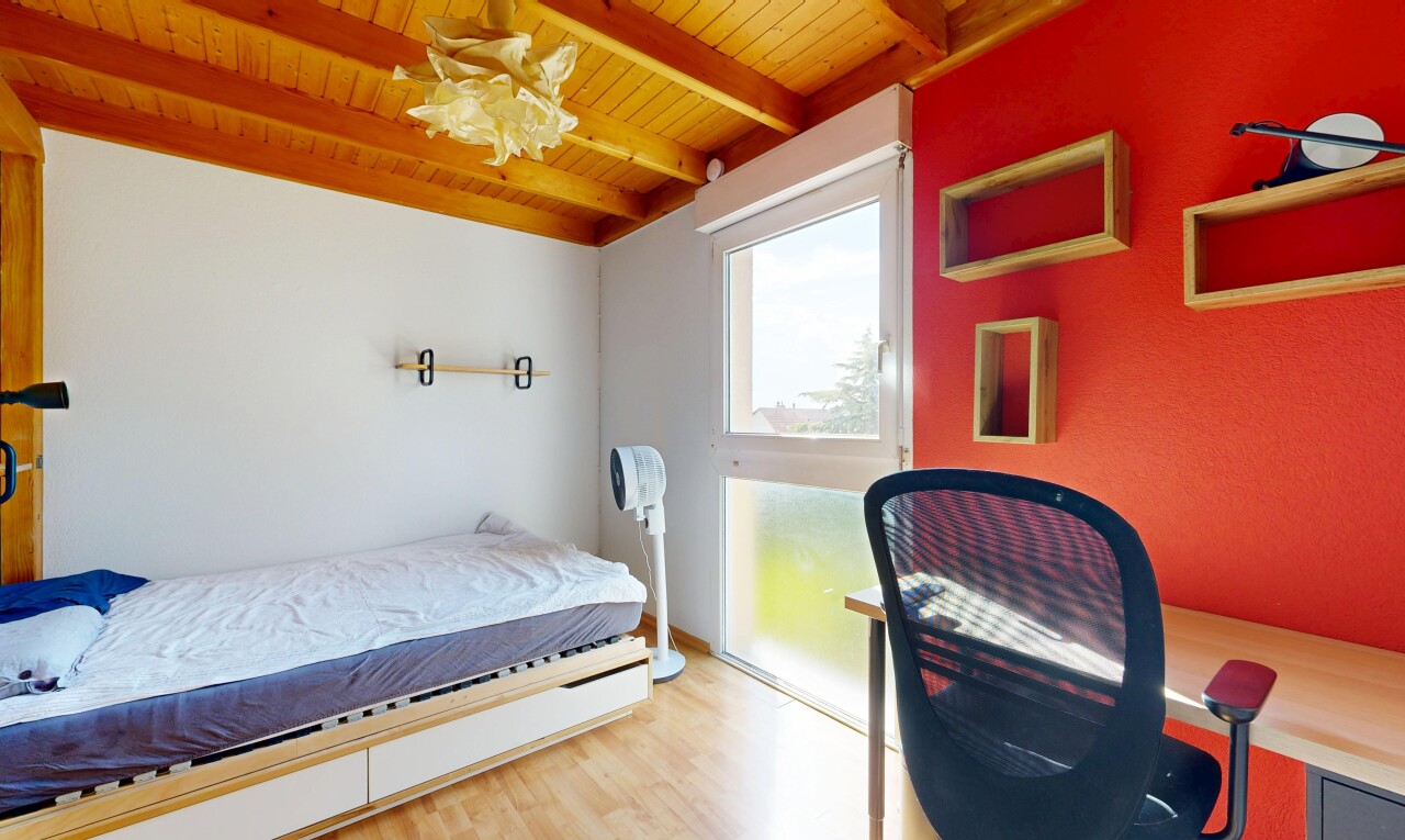 chambre avec sol en finition bois, wood finish floor, inside property, cloison sèche, et drywall