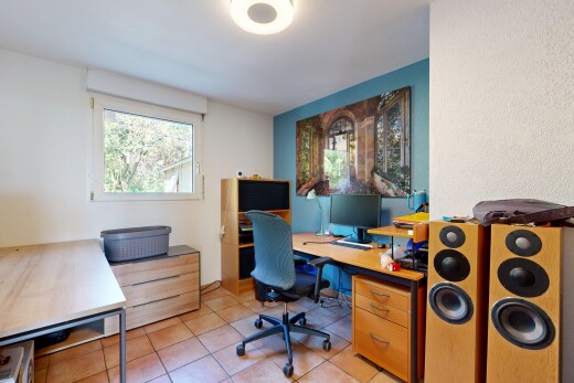 bureau avec espace bureau, lumière naturelle, natural light, inside property, et sol en carrelage