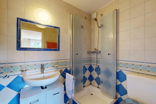 salle de bains avec douche, mur en carrelage, tile wall, salle de bain complète, et lavabo (ou coiffeuse selon le contexte)