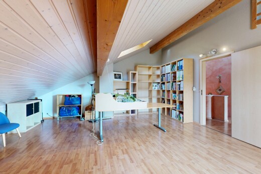 bureau avec plafond voûté, vaulted ceiling, sol en finition bois, wood finish floor, et cloison sèche