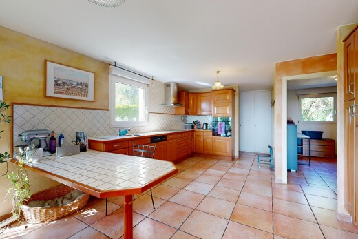 küche mit küchentheke, kitchen peninsula, light countertops, dunstabzugshaube, und natürliches licht
