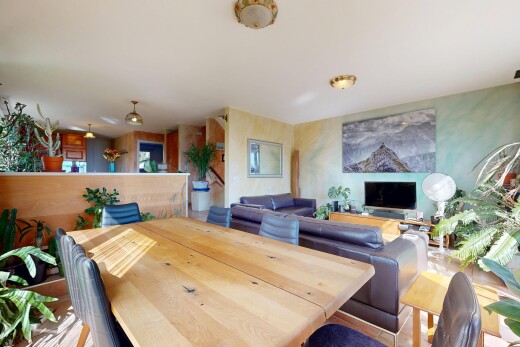 salon / salle à manger avec inside property et télévision