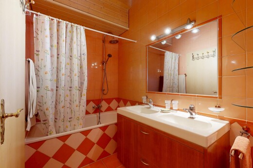 salle de bains avec douche-bain combinés, double vasque, salle de bain complète, inside property, et mur en carrelage