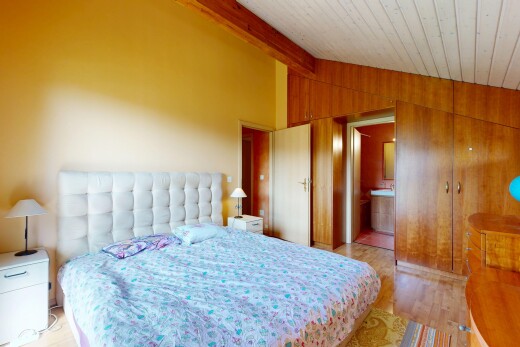 chambre avec plafond voûté, vaulted ceiling, sol en finition bois, wood finish floor, et inside property