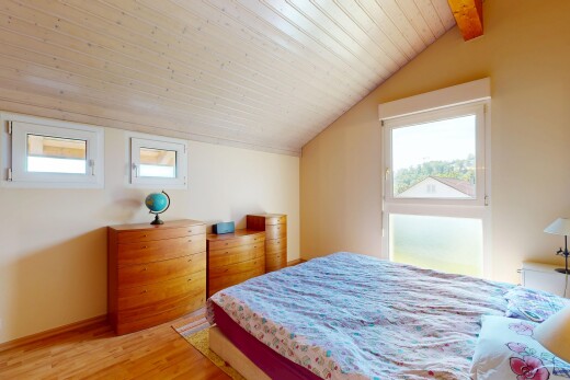 chambre avec lumière naturelle, natural light, sol en finition bois, wood finish floor, et inside property