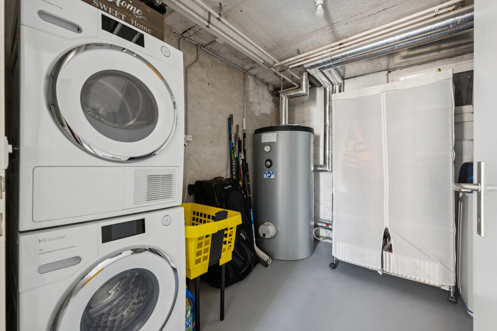 wäschekammer mit concrete wall, betonmauer, wäscherei, wasserkocher, und concrete floor