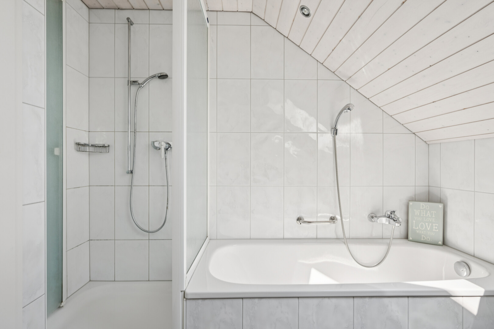 bad mit fliesenwand, tile wall, dachschräge, vaulted ceiling, und komplettes badezimmer