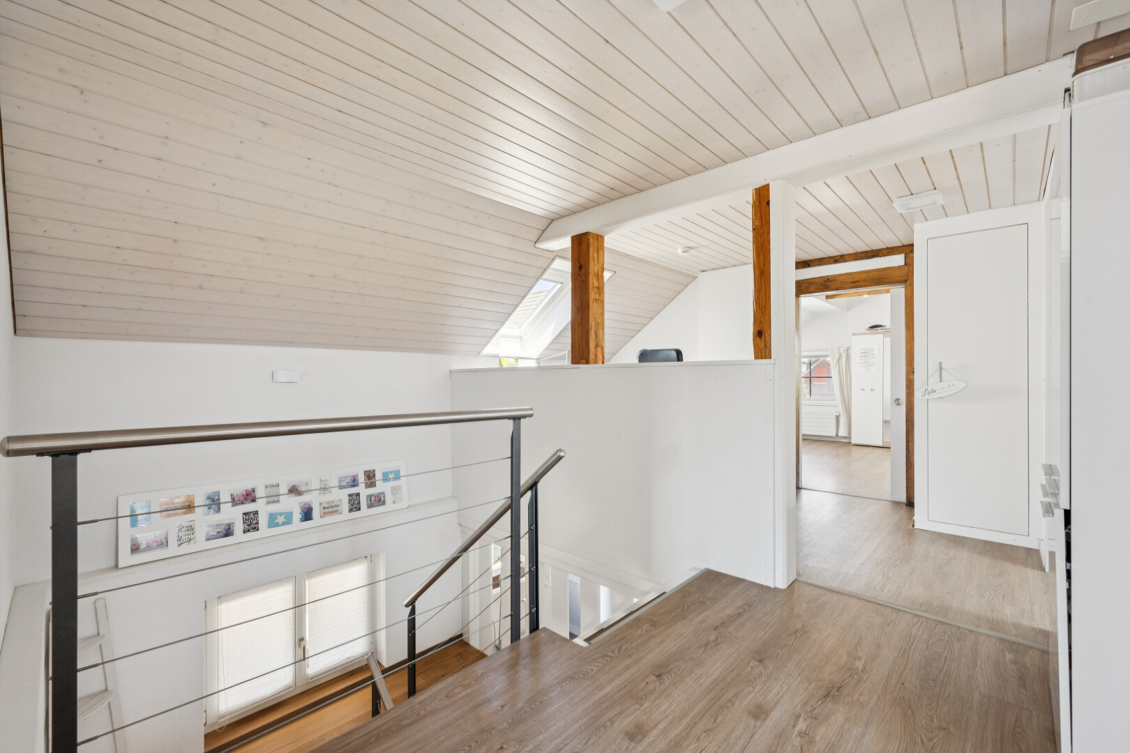 treppe mit treppen, obergeschoss-podest, wood finish floor, holzfußboden, und inside property