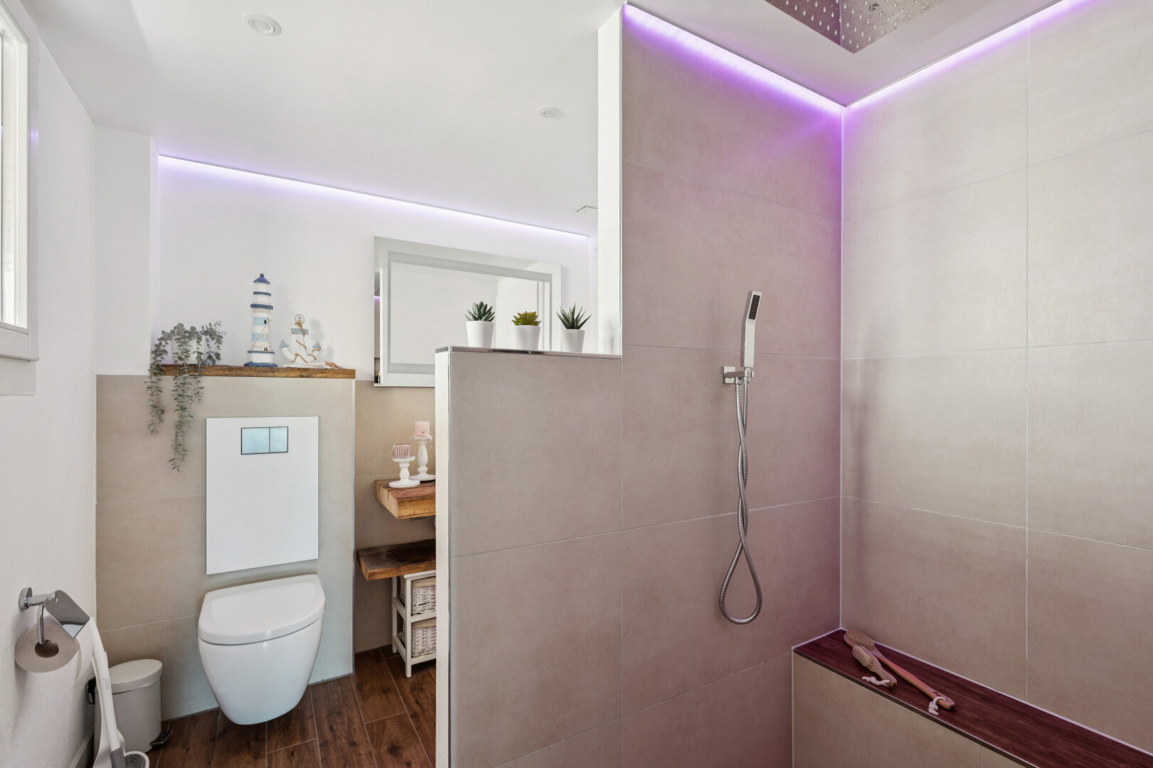 bad mit dusche, komplettes badezimmer, wood finish floor, holzfußboden, und inside property