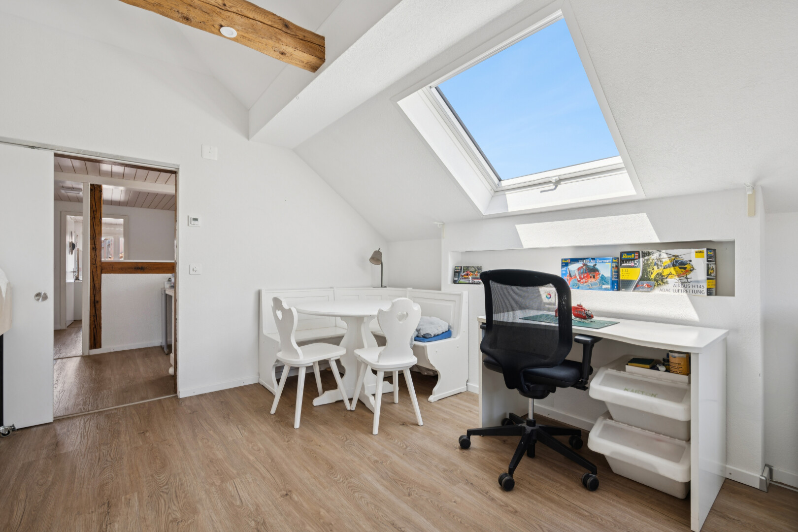 büro mit dachfenster, vaulted ceiling, dachschräge, wood finish floor, und holzfußboden