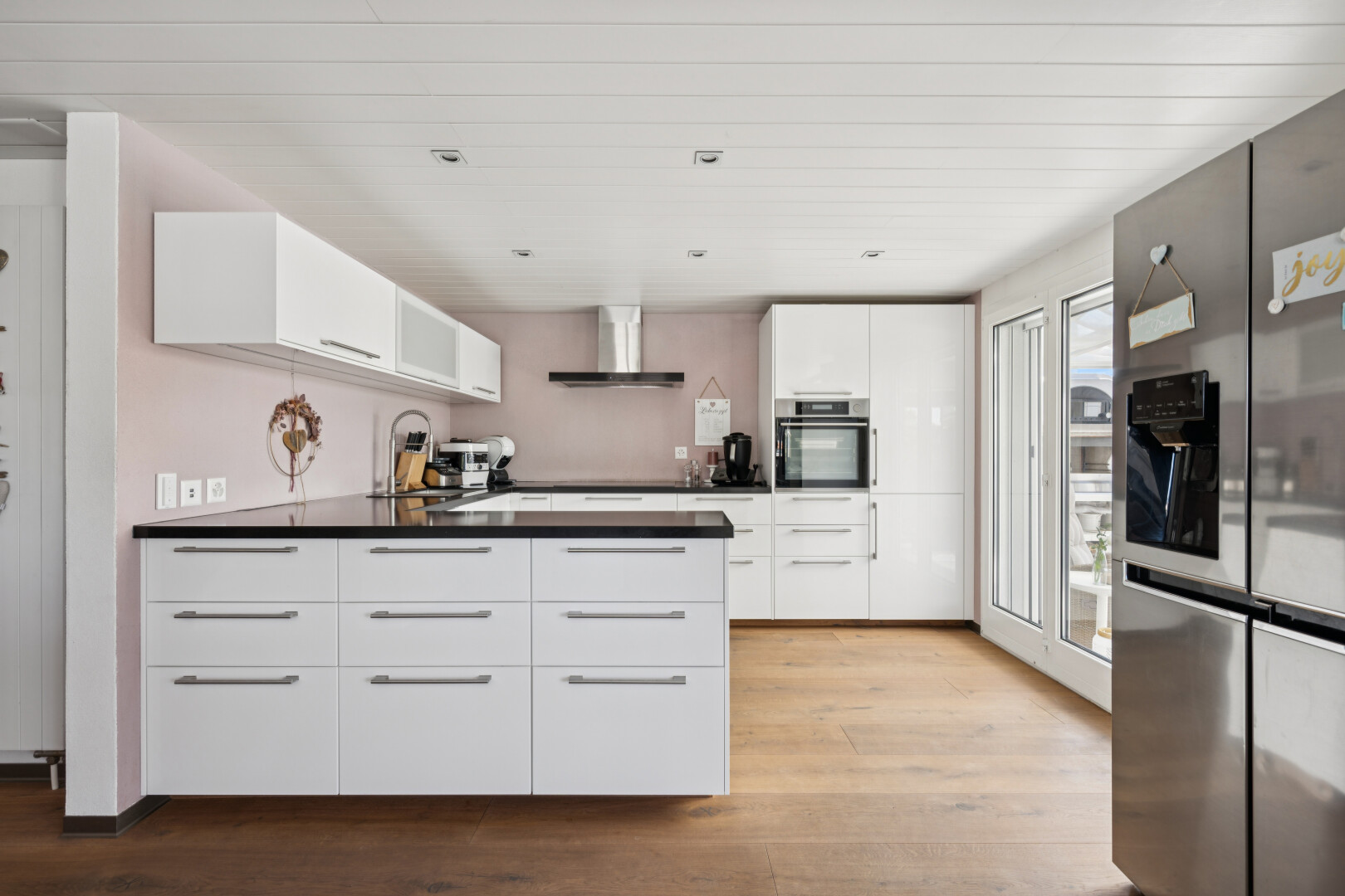 küche mit kühlschrank, white cabinets, weiße schränke, dunstabzugshaube, und flat panel cabinets