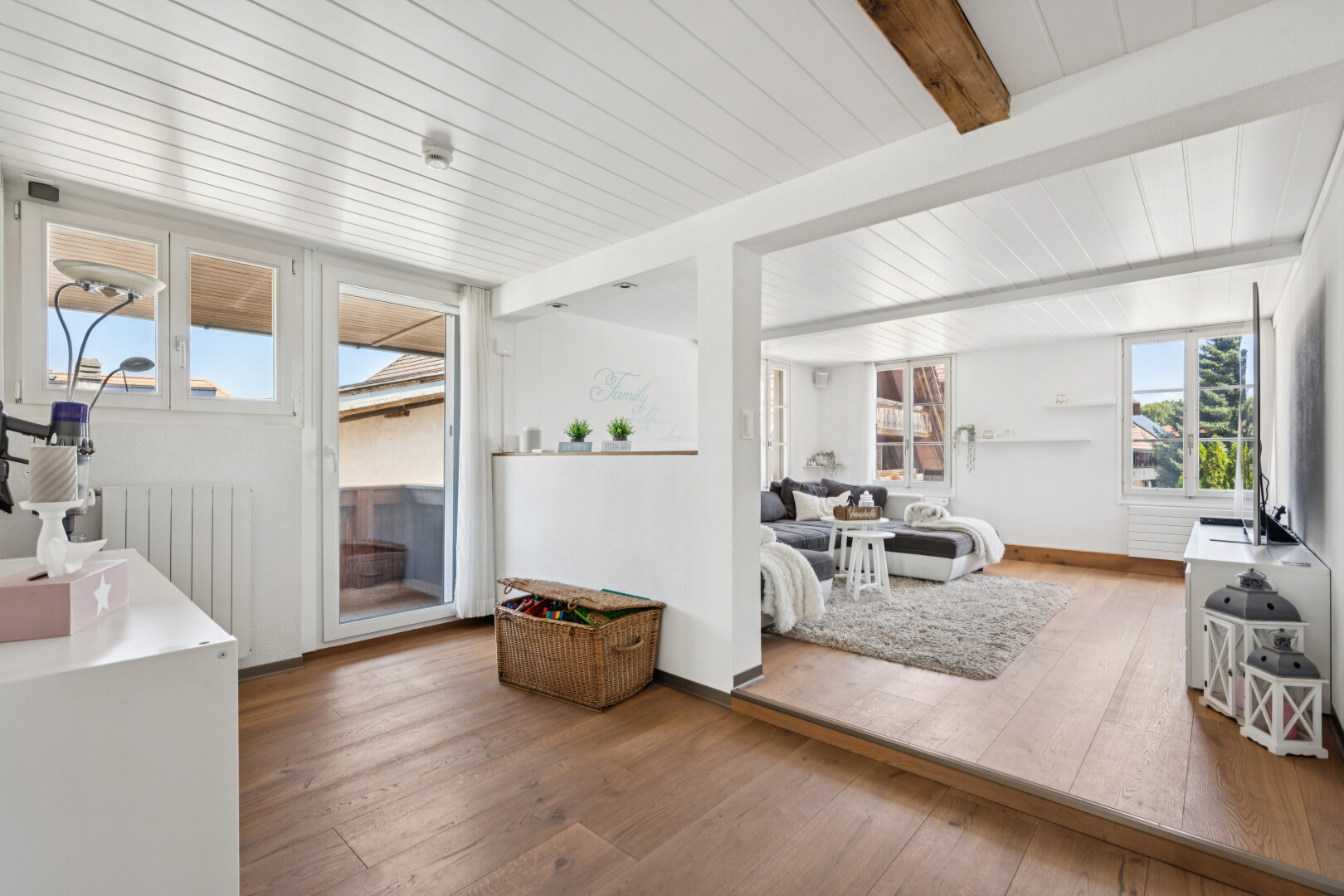 wohnzimmer mit holzfußboden, wood finish floor, natürliches licht, balkendecke, und beamed ceiling