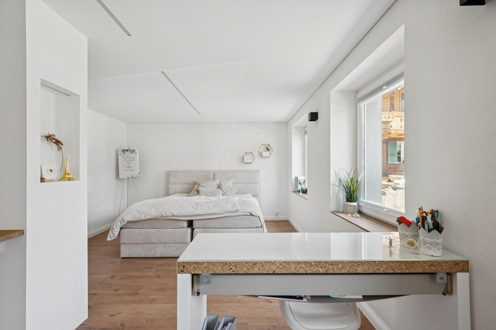 zimmer / schlafzimmer mit holzfußboden, wood finish floor, inside property, gipskartonwand, und drywall