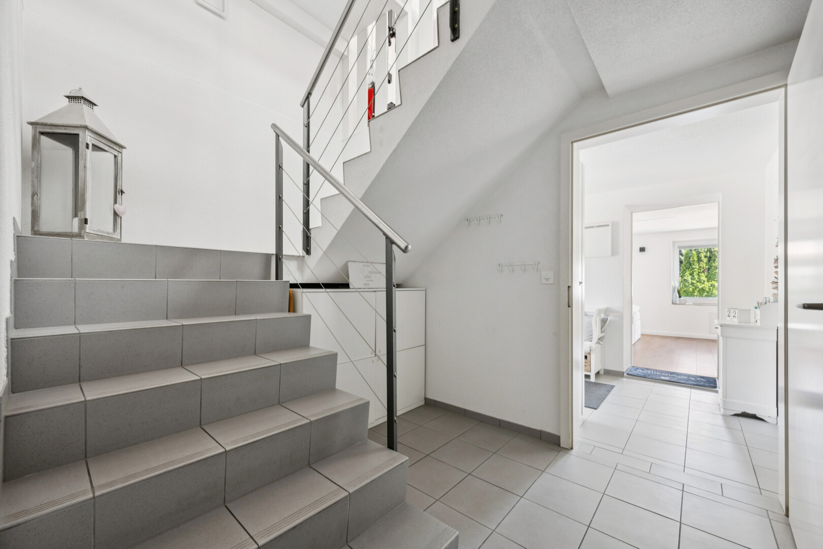 treppe mit treppen, gipskartonwand, drywall, inside property, und natürliches licht