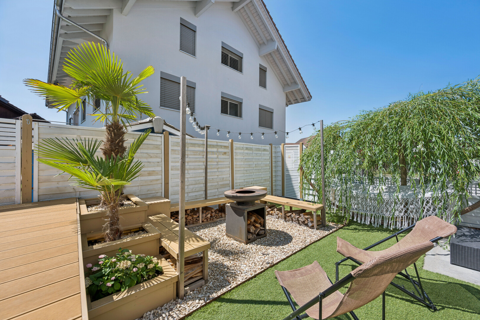 terrasse mit zaun, feuerstelle, terrasse, day time, und from property