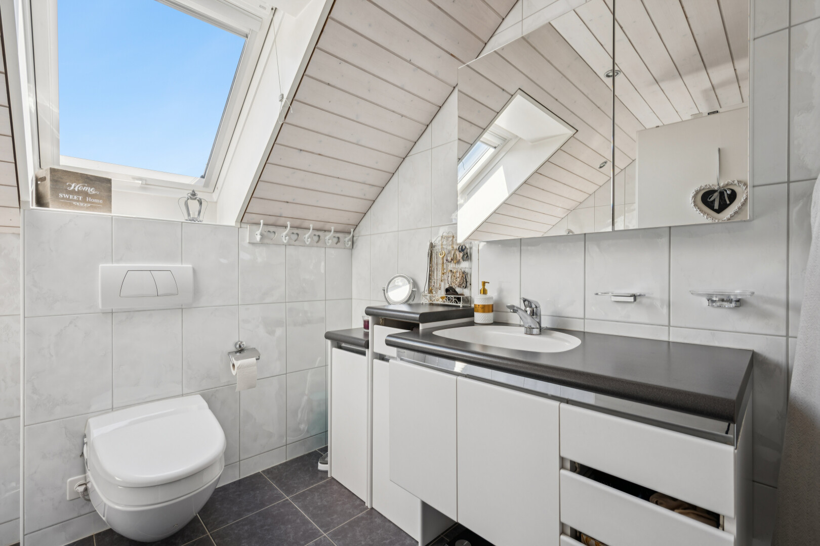 bad mit tile wall, fliesenwand, dark floor, schminktisch, und waschbecken