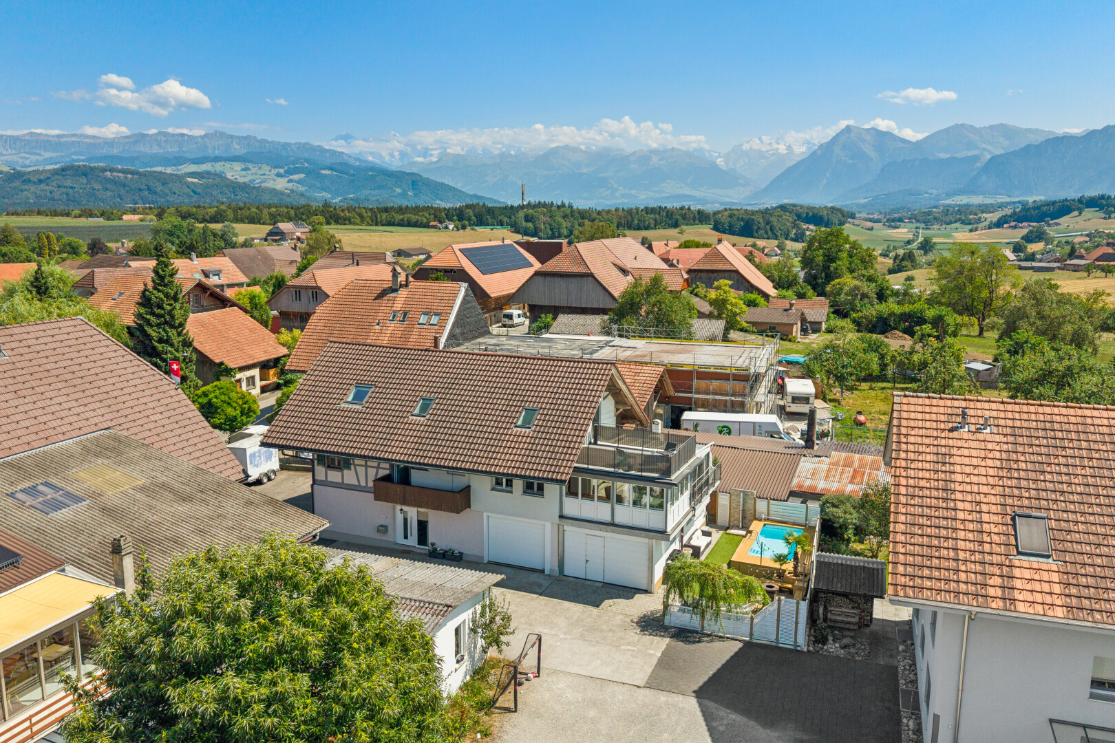 außenansicht mit ziegeldach, auffahrt, mountain view, blick auf die berge, und day time