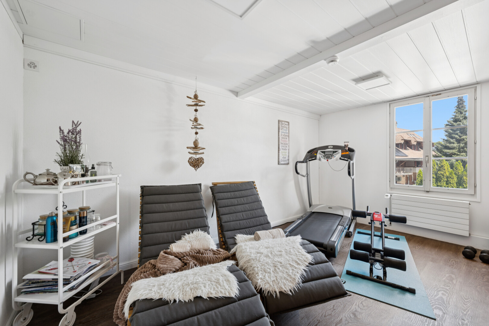 wohnzimmer mit holzfußboden, wood finish floor, kühler, day time, und gipskartonwand
