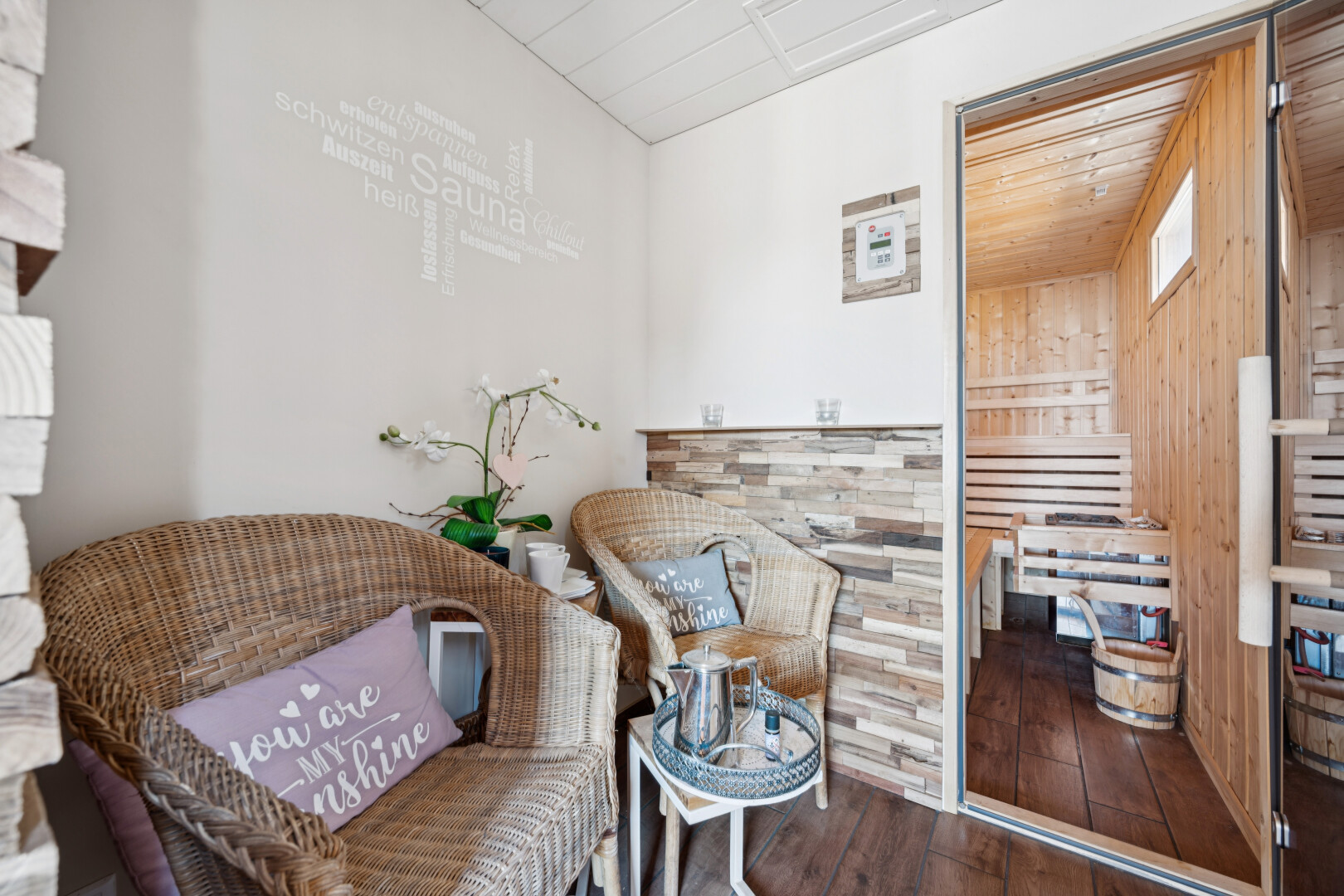 wohnzimmer mit holzfußboden, wood finish floor, gipskartonwand, drywall, und inside property
