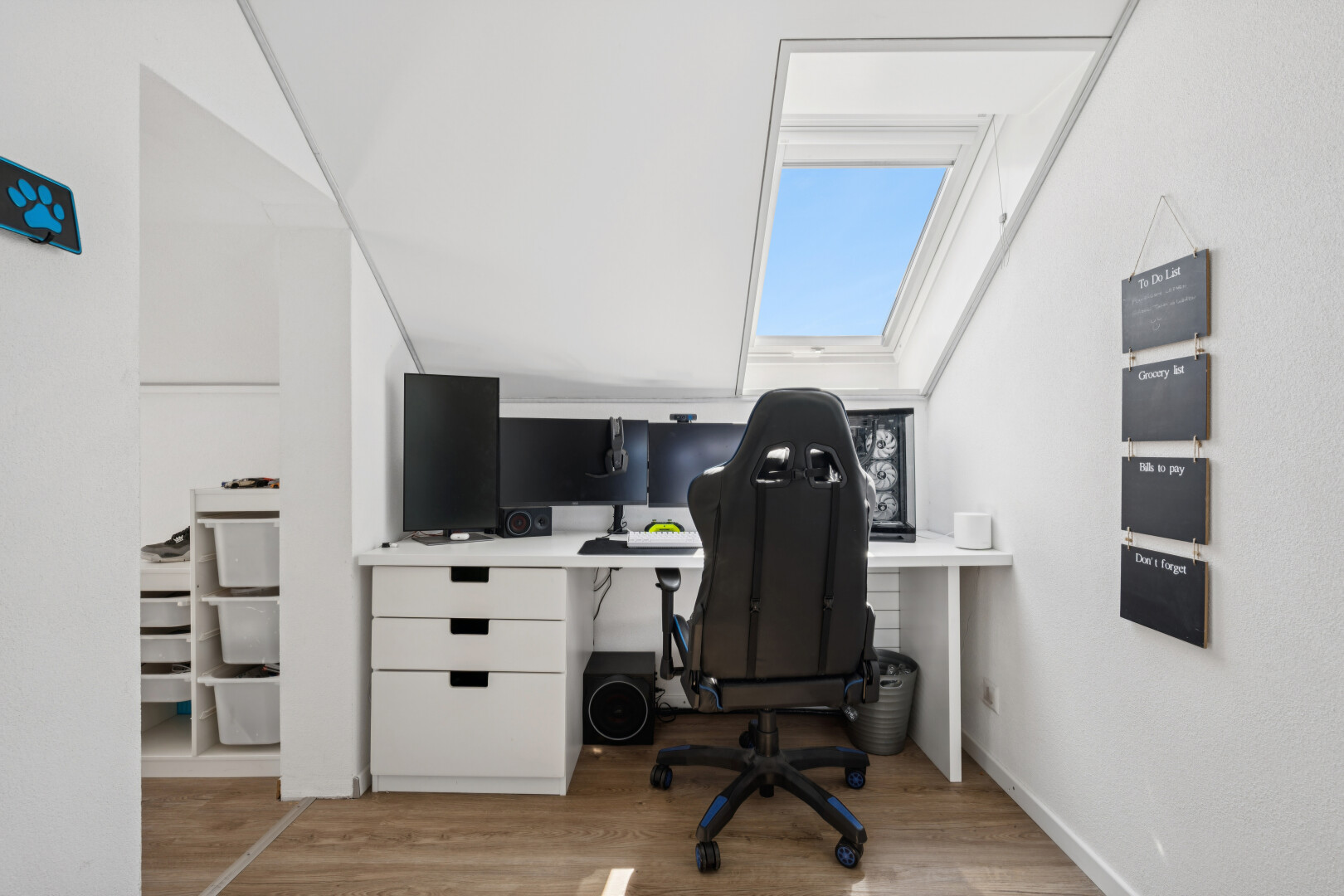 büro mit dachfenster, holzfußboden, wood finish floor, fernseher, und gipskartonwand