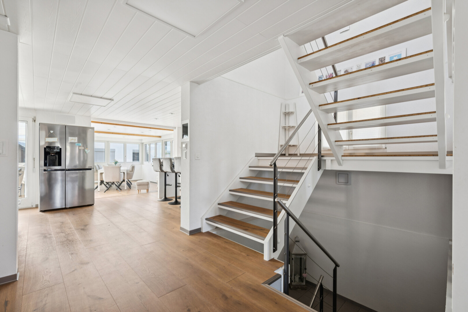treppe mit wood finish stairs, holzfußboden, wood finish floor, treppen, und inside property