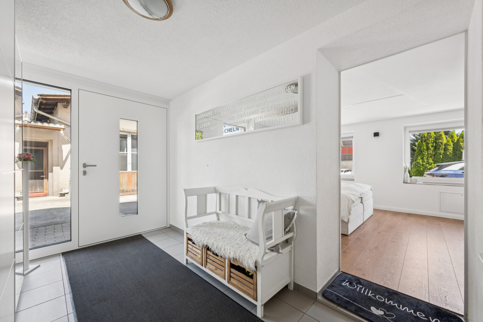 zimmer / schlafzimmer mit gipskartonwand, drywall, inside property, natürliches licht, und fliesenboden