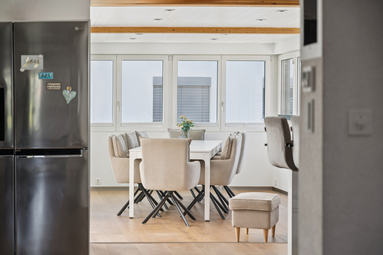 esszimmer mit frühstücksecke, balkendecke, beamed ceiling, holzfußboden, und wood finish floor
