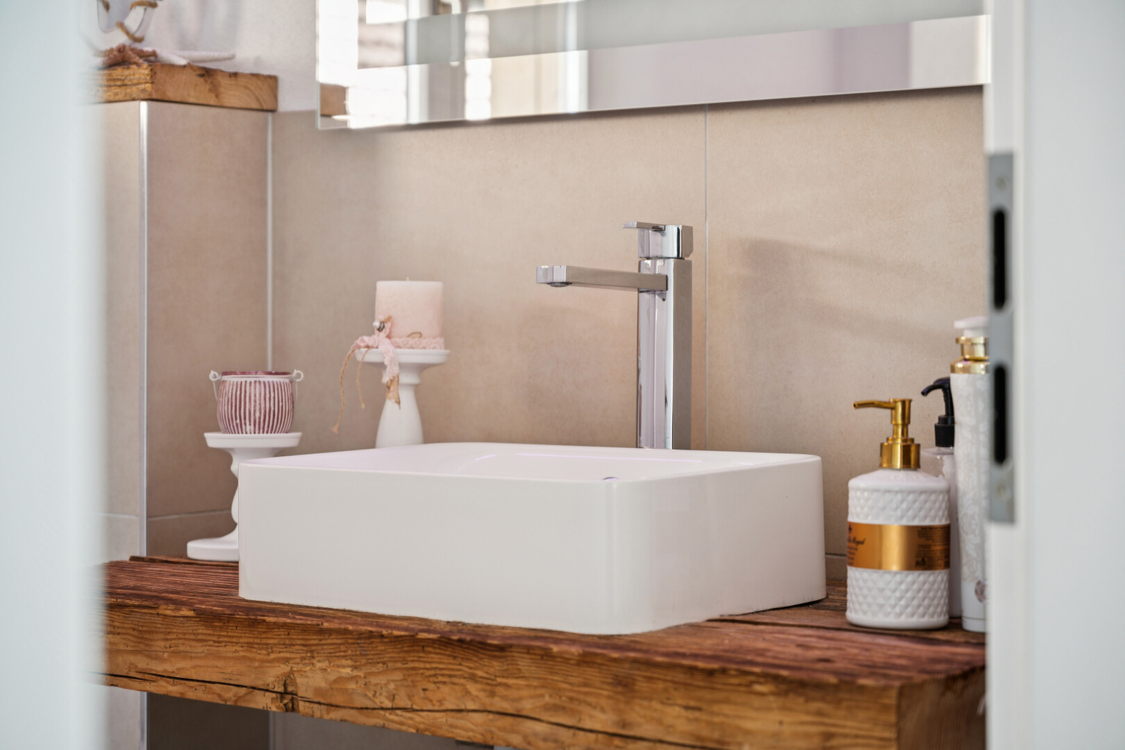 einzelheiten mit bathroom, waschbecken, wall, interior, und schminktisch
