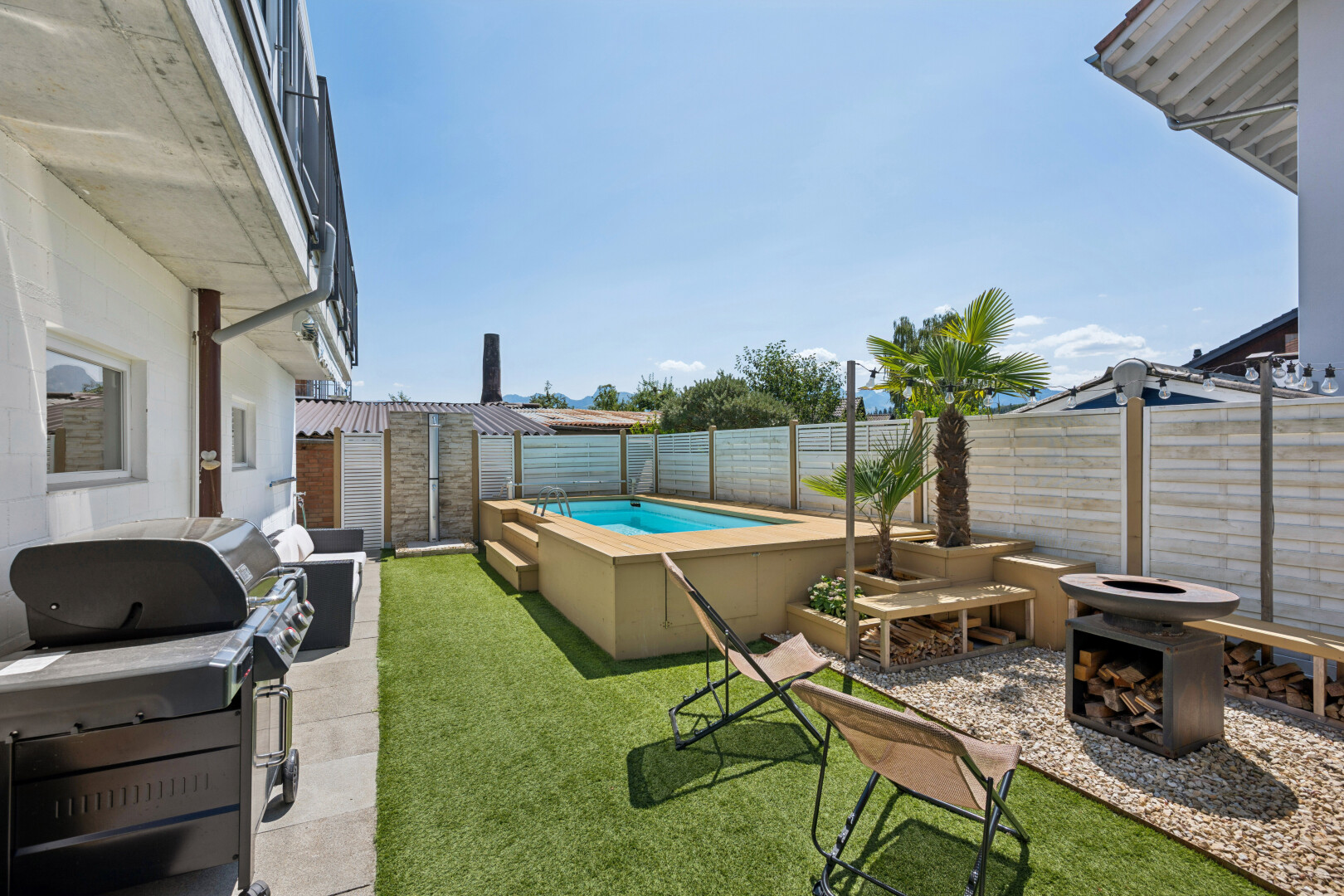 terrasse mit grill, feuerstelle, terrasse, zaun, und from property