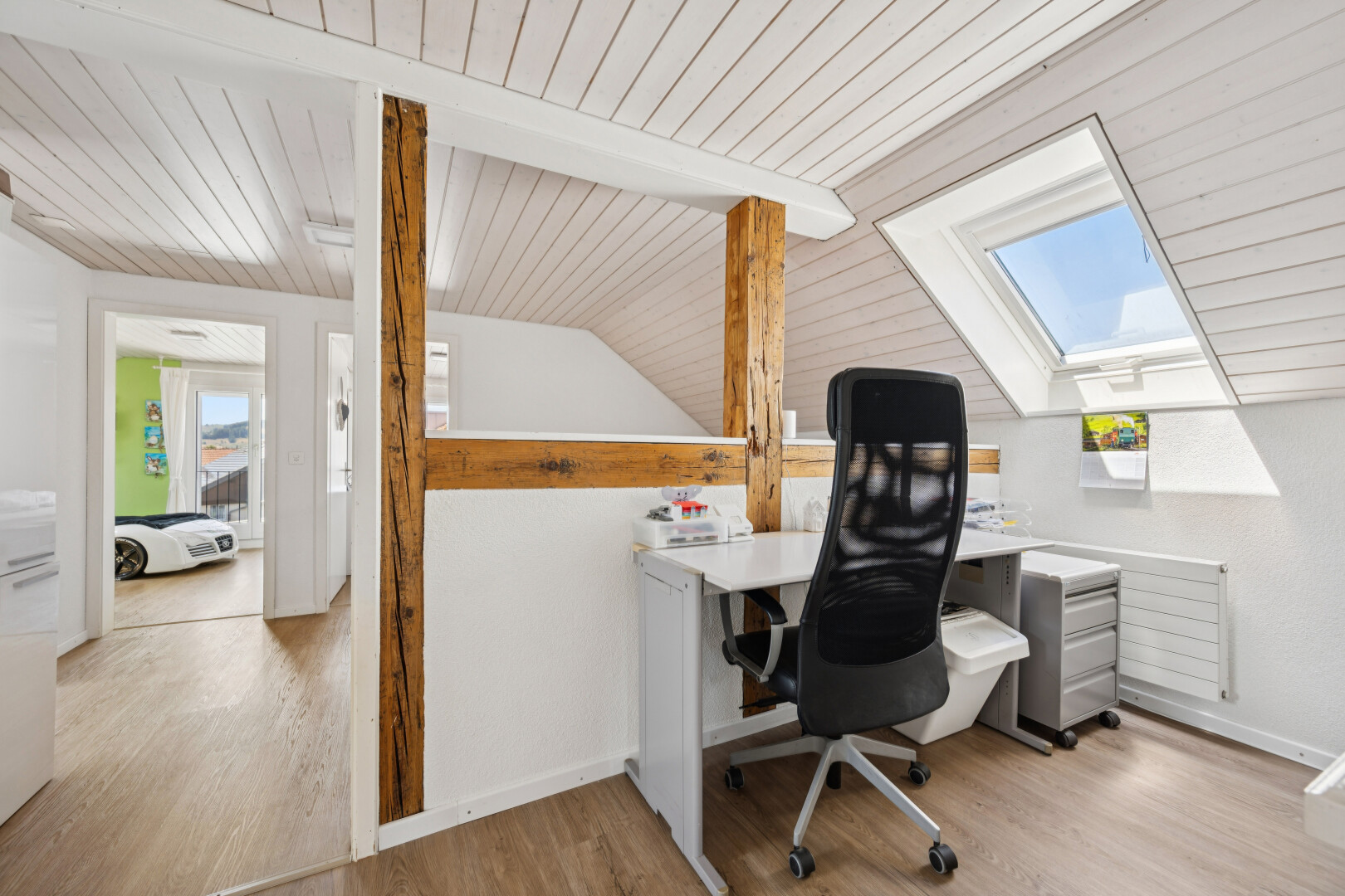 büro mit dachfenster, holzfußboden, wood finish floor, niedrige decke, und low ceiling