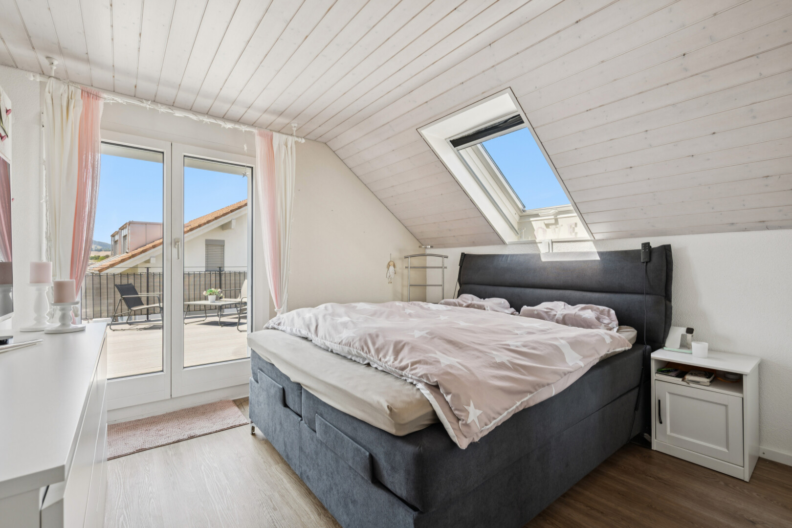 zimmer / schlafzimmer mit dachfenster, holzdecke, wood ceiling, holzfußboden, und wood finish floor