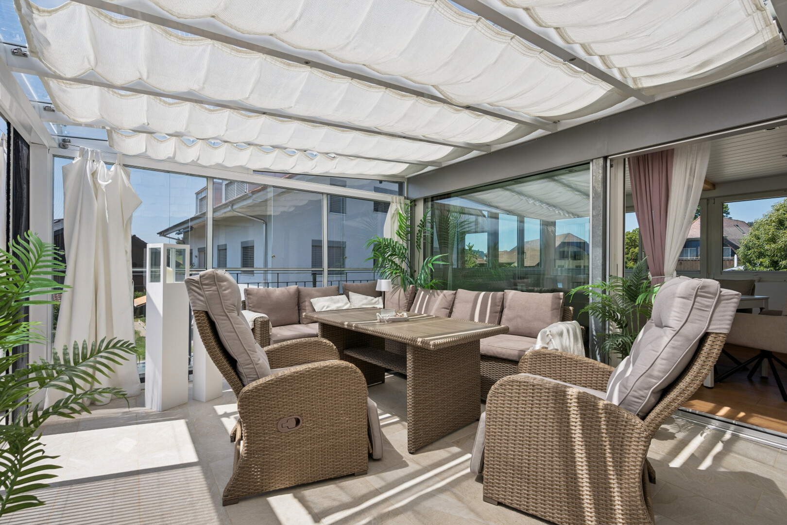 terrasse mit day time und wohnraum im freien