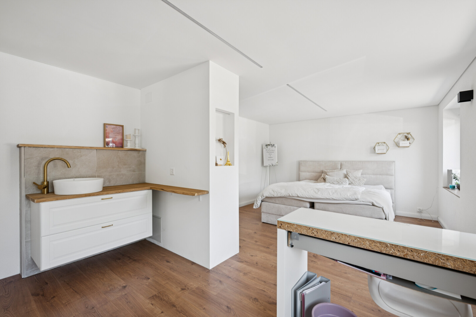zimmer / schlafzimmer mit holzfußboden, wood finish floor, gipskartonwand, drywall, und inside property