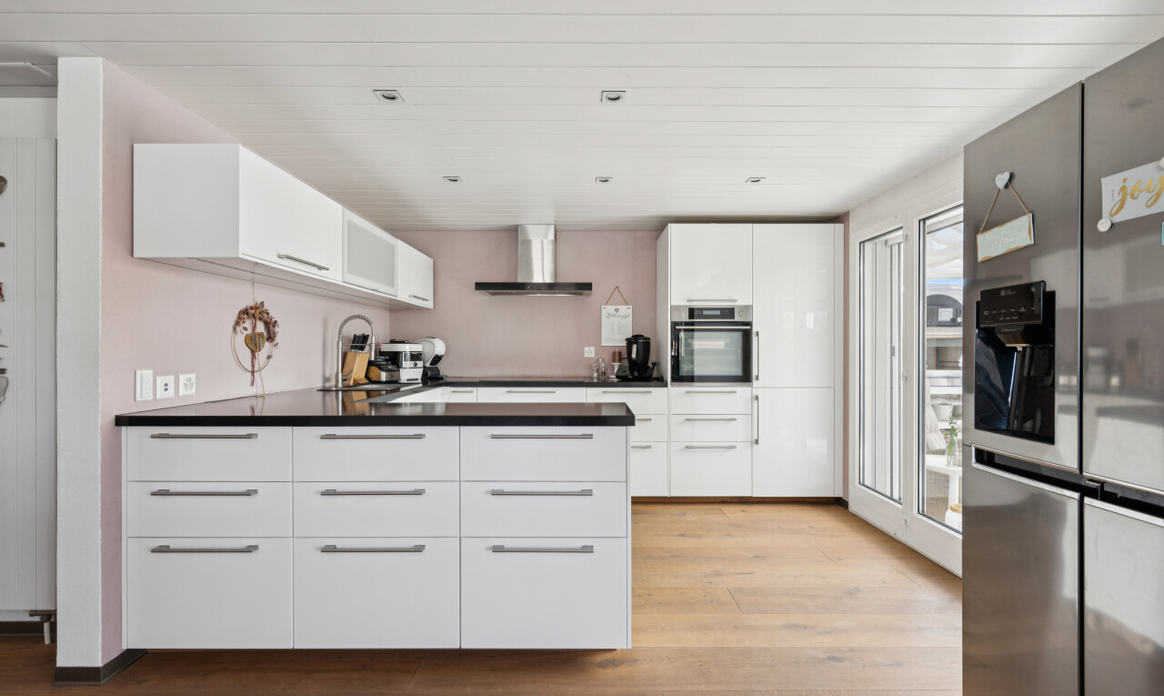 küche mit kühlschrank, white cabinets, weiße schränke, dunstabzugshaube, und flat panel cabinets