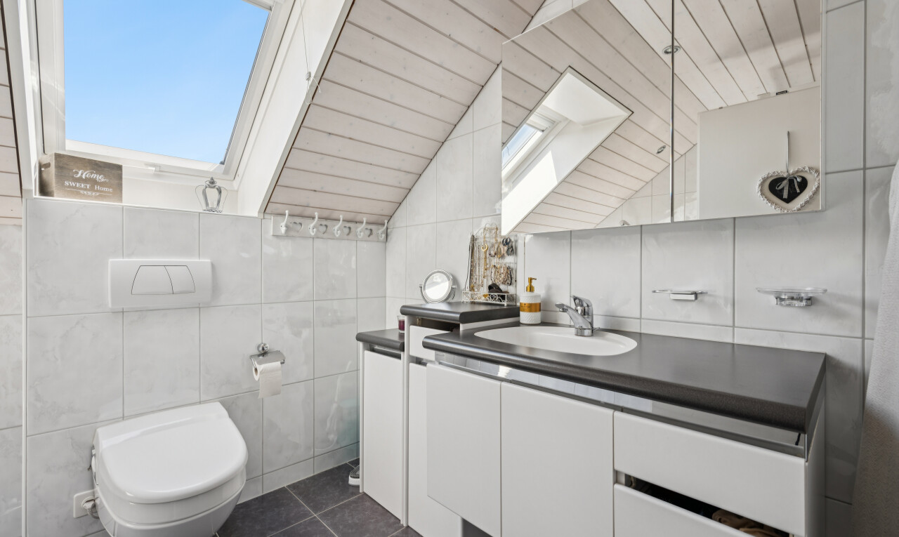 bad mit tile wall, fliesenwand, dark floor, schminktisch, und waschbecken