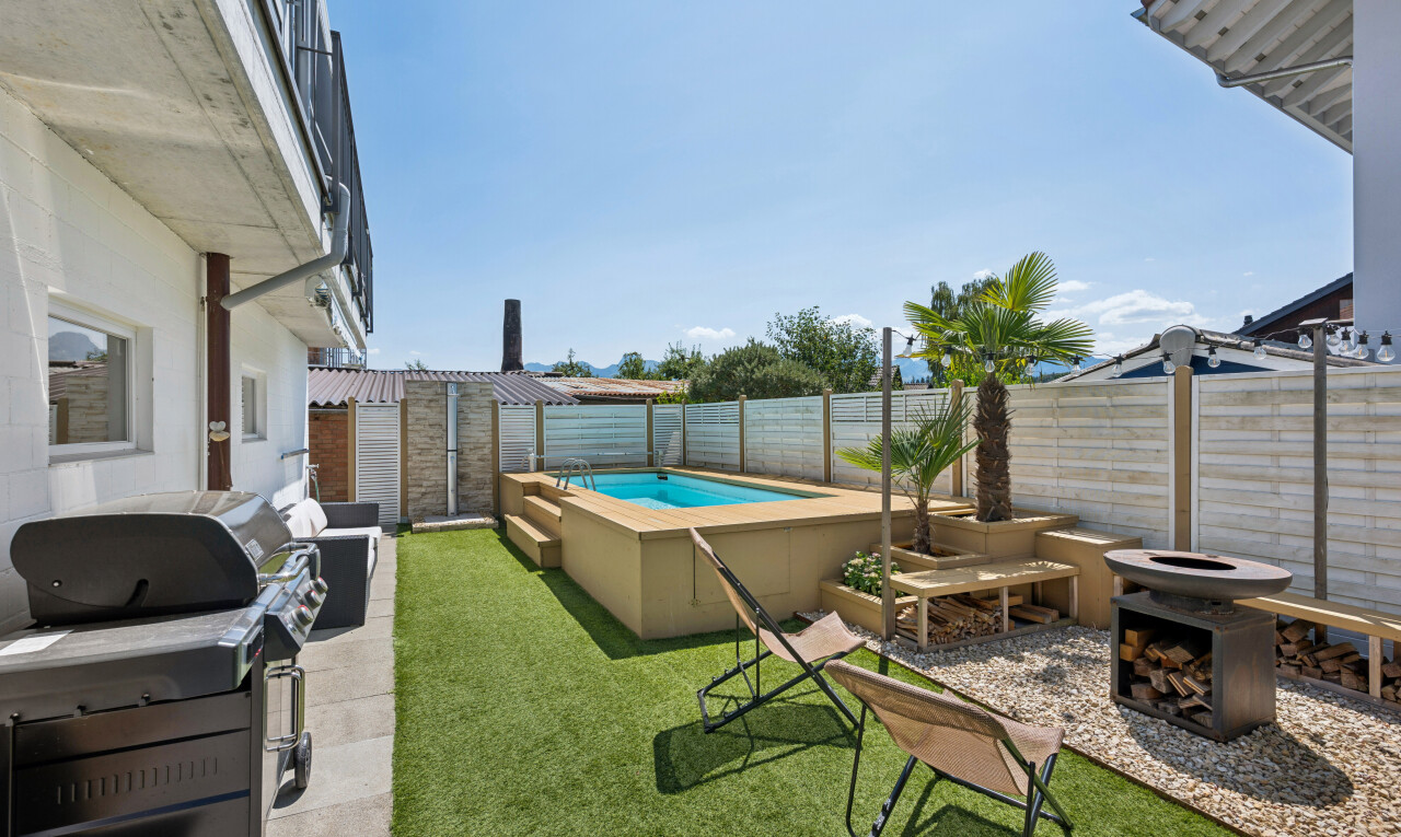 terrasse mit grill, feuerstelle, terrasse, zaun, und from property
