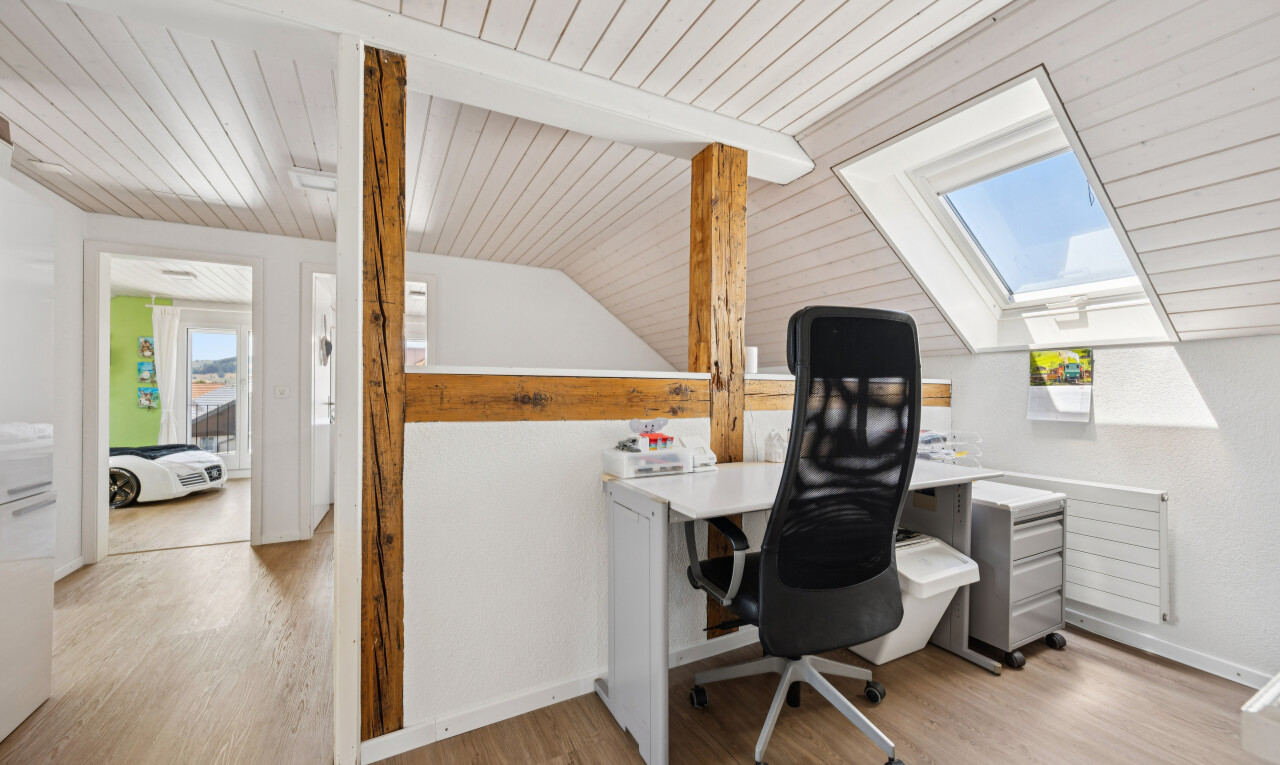 büro mit dachfenster, holzfußboden, wood finish floor, niedrige decke, und low ceiling