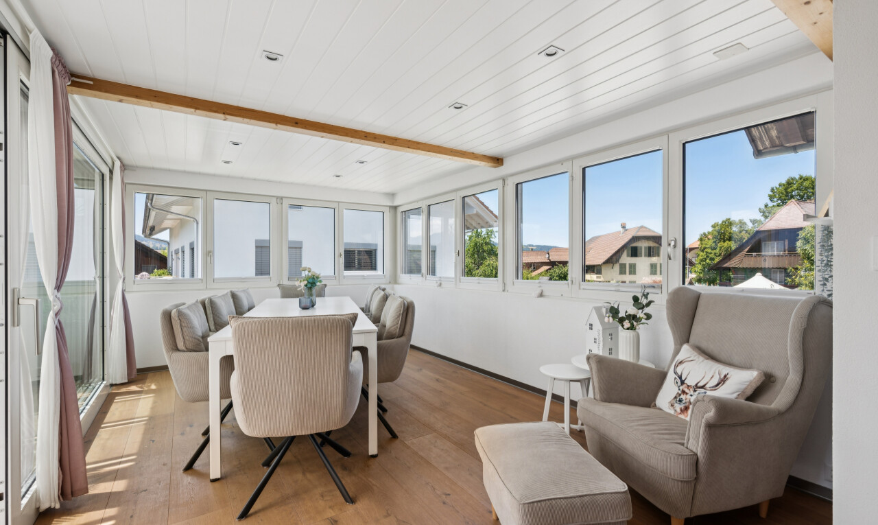 esszimmer mit natürliches licht, wintergarten, einbauleuchten, high end ceiling, und holzfußboden