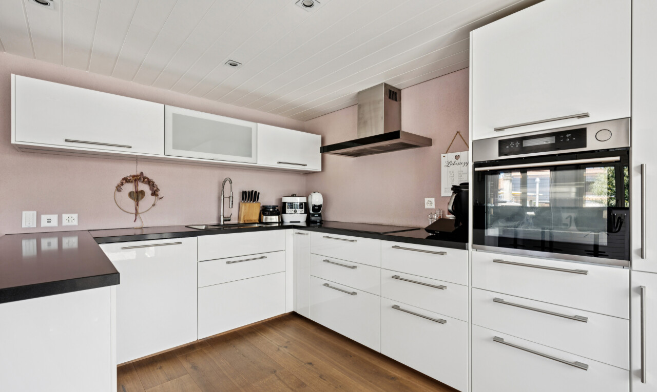 küche mit dunstabzugshaube, ofen, white cabinets, weiße schränke, und holzfußboden
