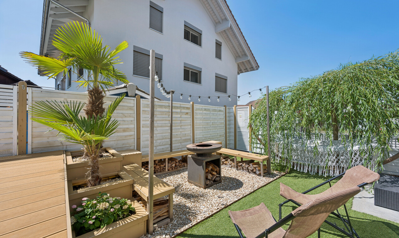 terrasse mit zaun, feuerstelle, terrasse, day time, und from property