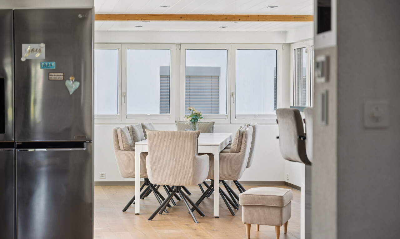 esszimmer mit frühstücksecke, balkendecke, beamed ceiling, holzfußboden, und wood finish floor