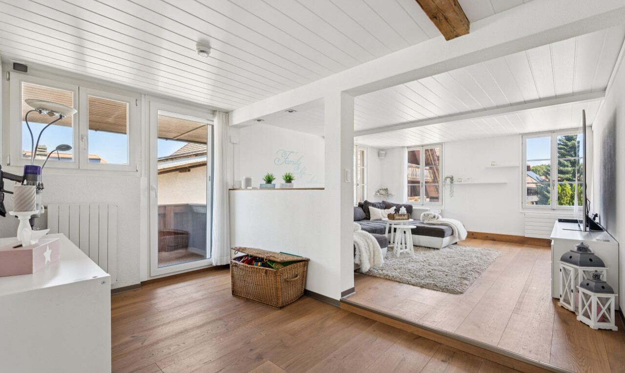 wohnzimmer mit holzfußboden, wood finish floor, natürliches licht, balkendecke, und beamed ceiling