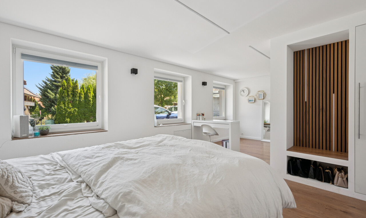 zimmer / schlafzimmer mit holzfußboden, wood finish floor, natürliches licht, inside property, und gipskartonwand