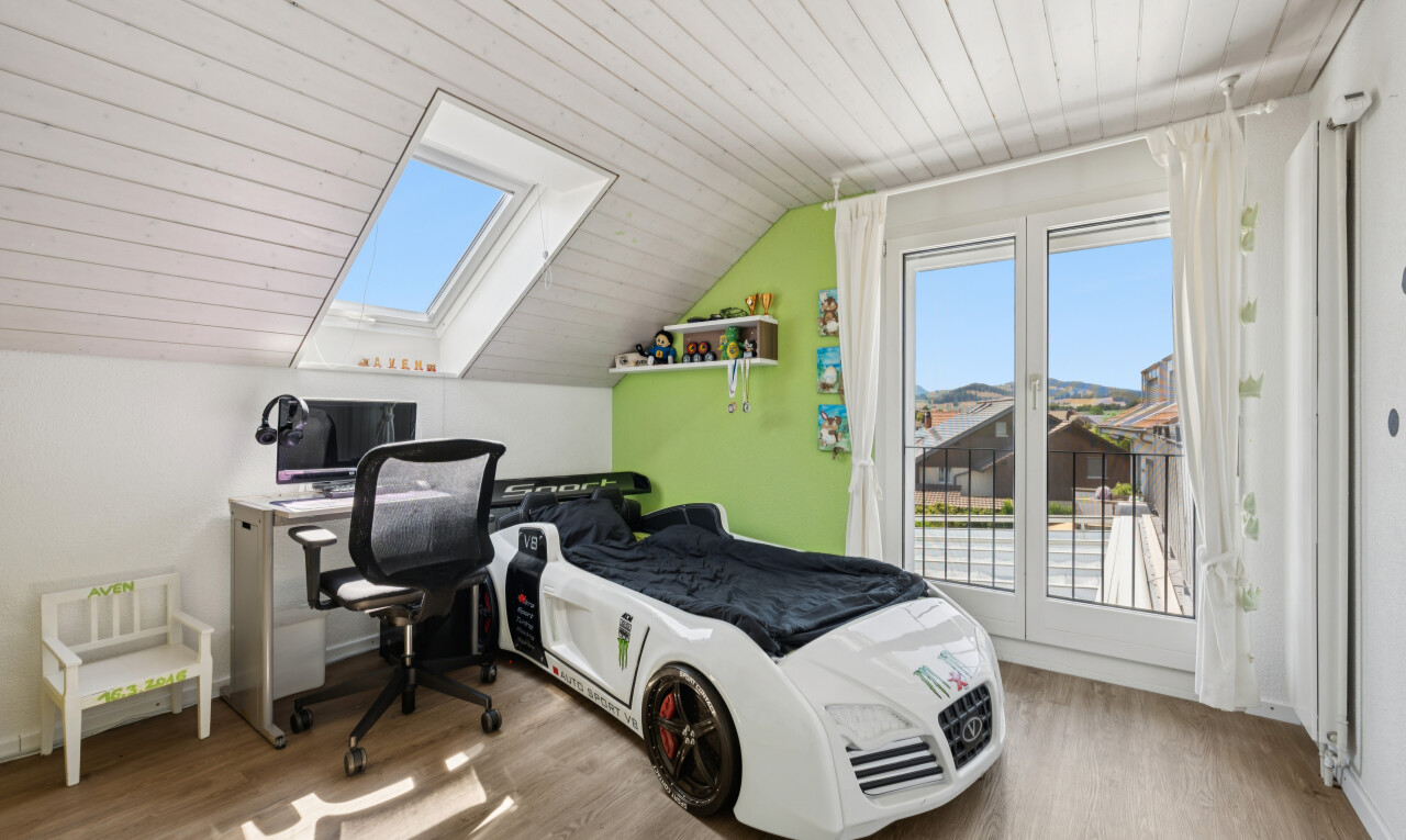 zimmer / schlafzimmer mit dachfenster, außenzugang, wood finish floor, holzfußboden, und vaulted ceiling