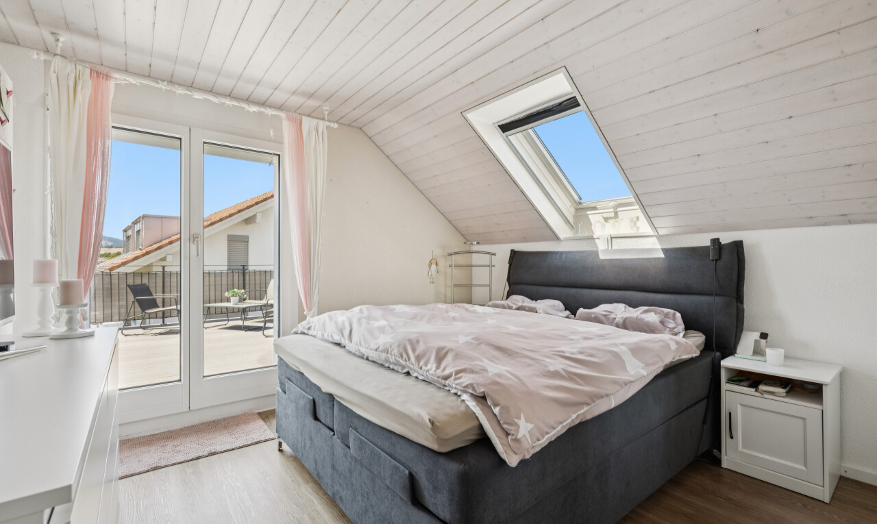 zimmer / schlafzimmer mit dachfenster, holzdecke, wood ceiling, holzfußboden, und wood finish floor